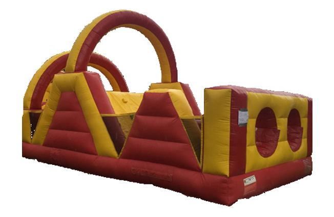 Parcours gonflable de 8 mètres de longueur sur 4 mètres de largeur avec plusieurs obstacles a l intérieur .
( capacité 10 enfants )